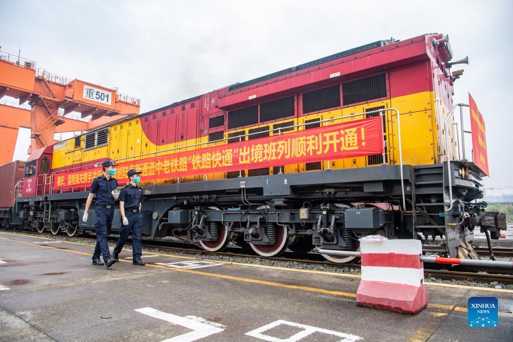 انطلاق قطار شحن بري-بحري من الصين إلى لاوس يتمتع بتخليص جمركي أسرع