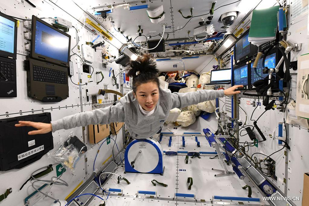 رائدة الفضاء وانغ يا بينغ في الوحدة الأساسية في محطة الفضاء الصينية