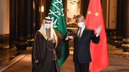 وزير الخارجية الصيني يجري محادثات مع نظيره السعودي
