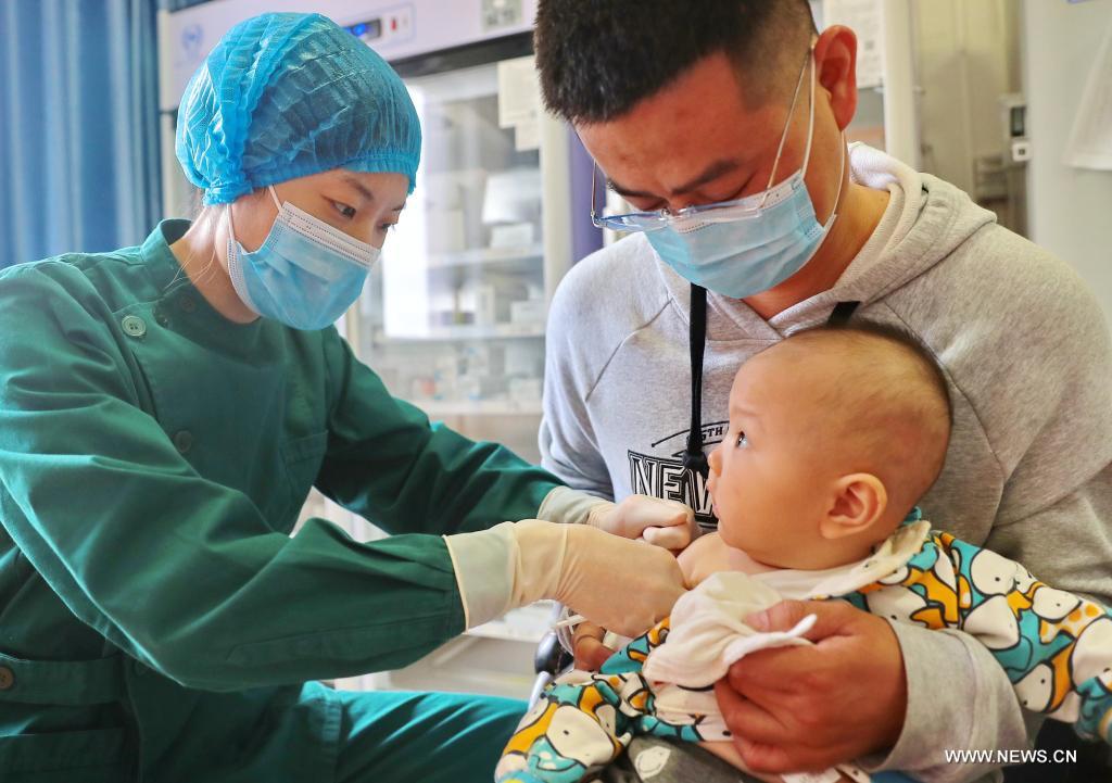تطيعم الأطفال باللقاحات في شمالي الصين لضمان الأمن الصحي