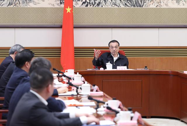 رئيس مجلس الدولة الصيني يشدد على استقرار الأسس الاقتصادية