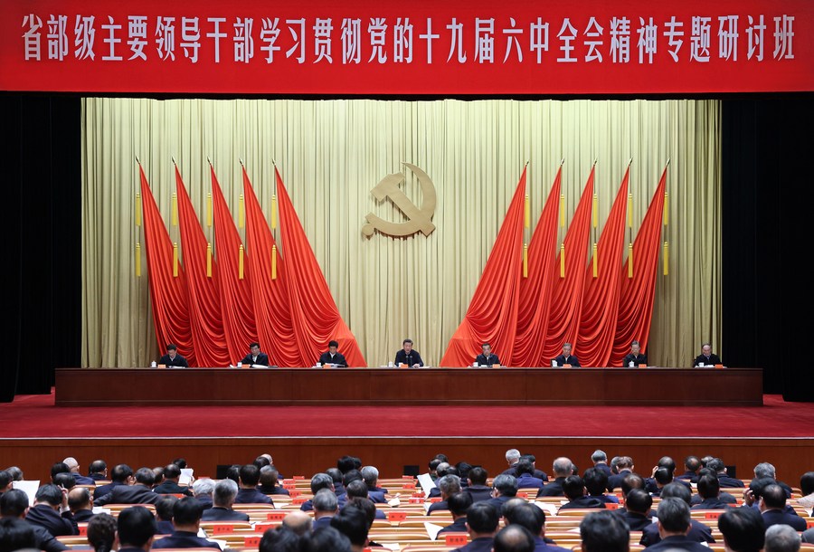 شي يشدد في محاضرته بمدرسة الحزب الشيوعي الصيني على دعم الثقة التاريخية بالحزب