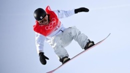 الياباني هيرانو أيومو يفوز بذهبية للتزلج داخل نصف أنبوب للرجال في أولمبياد بكين الشتوي