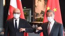 وزير الخارجية الصيني يجري محادثات مع نظيره البحريني