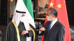 وزيرا خارجية الصين والكويت يجريان محادثات بشأن العلاقات الثنائية