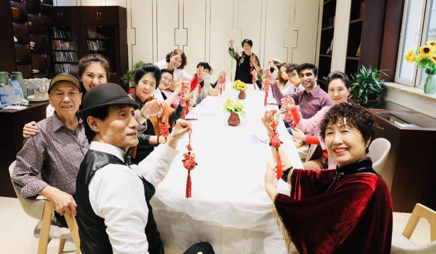 الأصدقاء الأجانب يحتفلون بعيد تشونغيانغ مع المسنين في لياونينغ