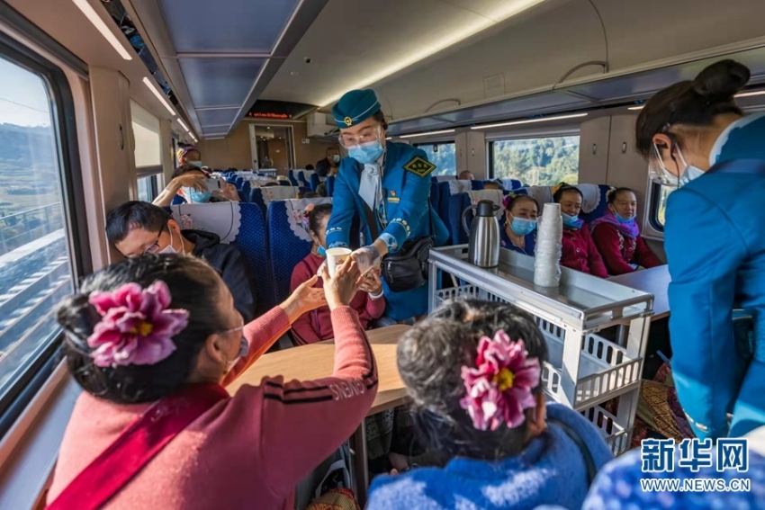 Satu Bulan Setelah Peresmian Kereta Cepat Tiongkok-Laos, Ramai Pengangkutan Penumpang dan Kargo