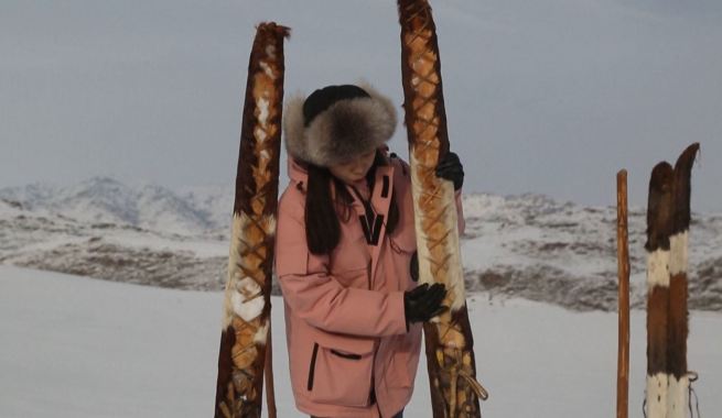 スキー発祥の地の新疆アルタイ 伝統的なスキー道具を使用_fororder_N6图2.JPG