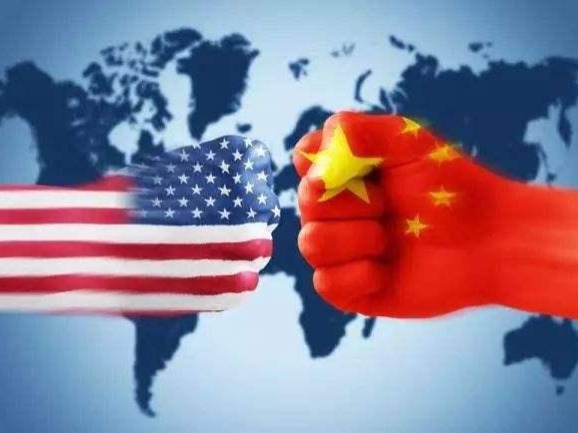 米国は世界的な軍拡を求め、中国は世界と共に発展を求める