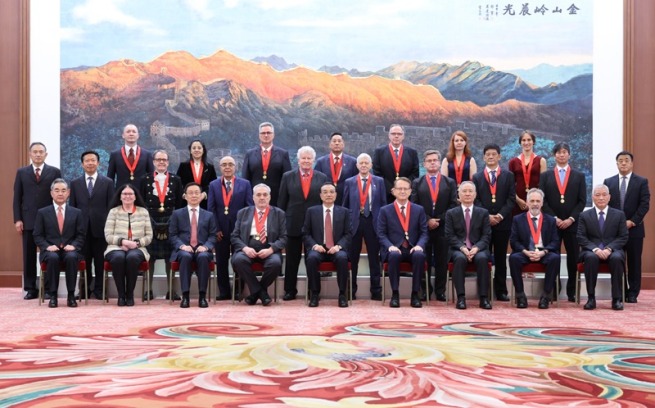 李総理 2020、2021年度の中国政府友誼賞受賞の外国人専門家らと会見