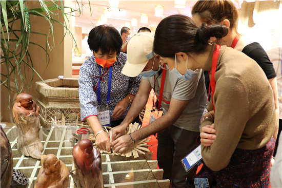 外国人留学生が盤錦市で中国の豊作を祝う