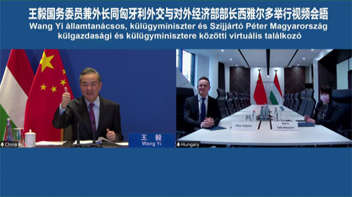 王毅外交部長、ハンガリー外相とビデオ会談