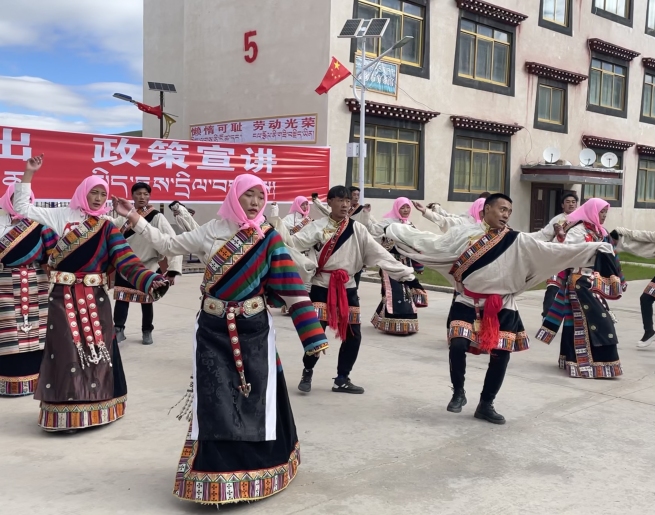 青海チベット高原をゆく②－標高4800メートル、農牧民住居移転の幸せな暮らし