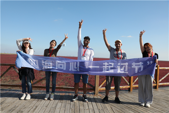 外国人留学生が盤錦市で中国の豊作を祝う
