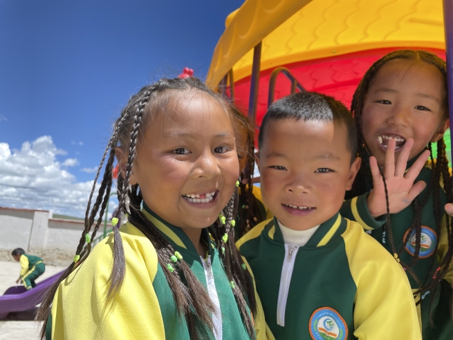 青海チベット高原をゆく①－標高4700メートル、「幼小学校」に咲く笑顔