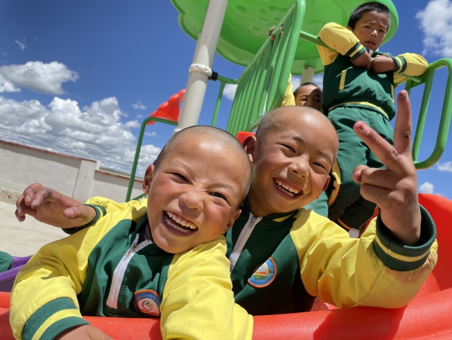 青海チベット高原をゆく①－標高4700メートル、「幼小学校」に咲く笑顔