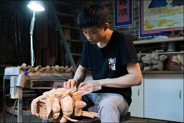 หนุ่มช่างจีนฝีมือเลิศล้ำสร้างหัว-หางเรือมังกร
