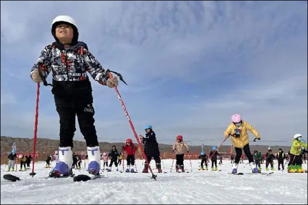กีฬาหิมะและน้ำแข็งร้อนแรงขึ้นในภาคตะวันตกของจีน