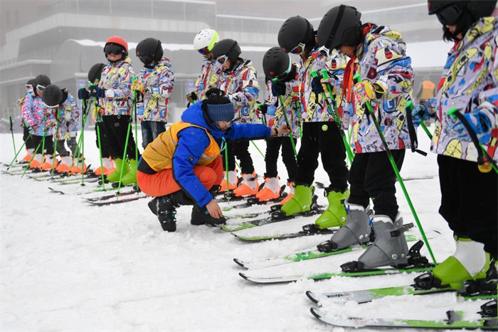 “ชั้นเรียนกีฬาหิมะ”ของโรงเรียนประถมในหมู่บ้านทางภาคใต้