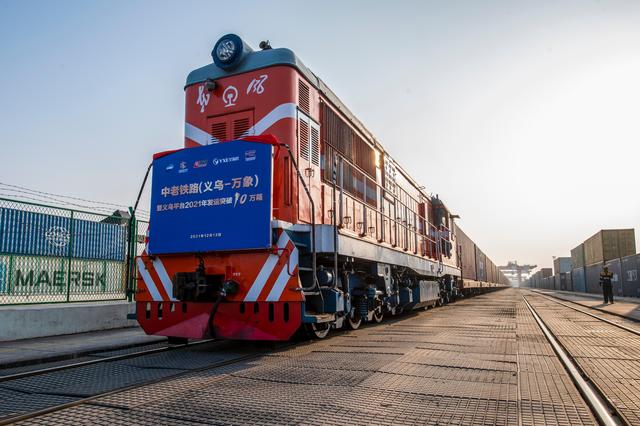 ขบวนรถไฟจีน-ลาวขนส่งสินค้าจากเมืองอี้อูไปยังกรุงเวียงจันทน์