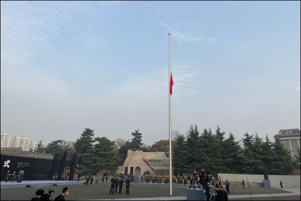 หอรำลึกเหตุสังหารหมู่หนานจิงจัดพิธีเชิญธงชาติจีนและลดธงครึ่งเสา