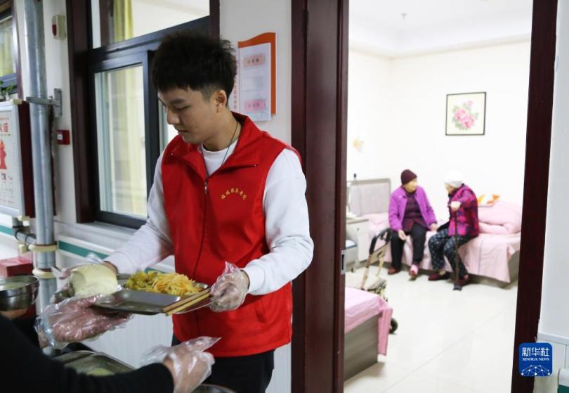 หนุ่มยุค 90 ผู้บริหารบ้านพักคนชรา ในจีนกลายเป็นเน็ตไอดอล