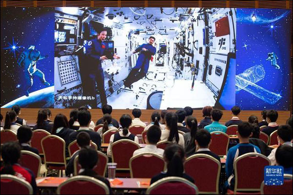 นักบินอวกาศจีนไลฟ์สตรีมสอนบรรยายวิทยาศาสตร์จากสถานีอวกาศจีนเป็นครั้งแรก