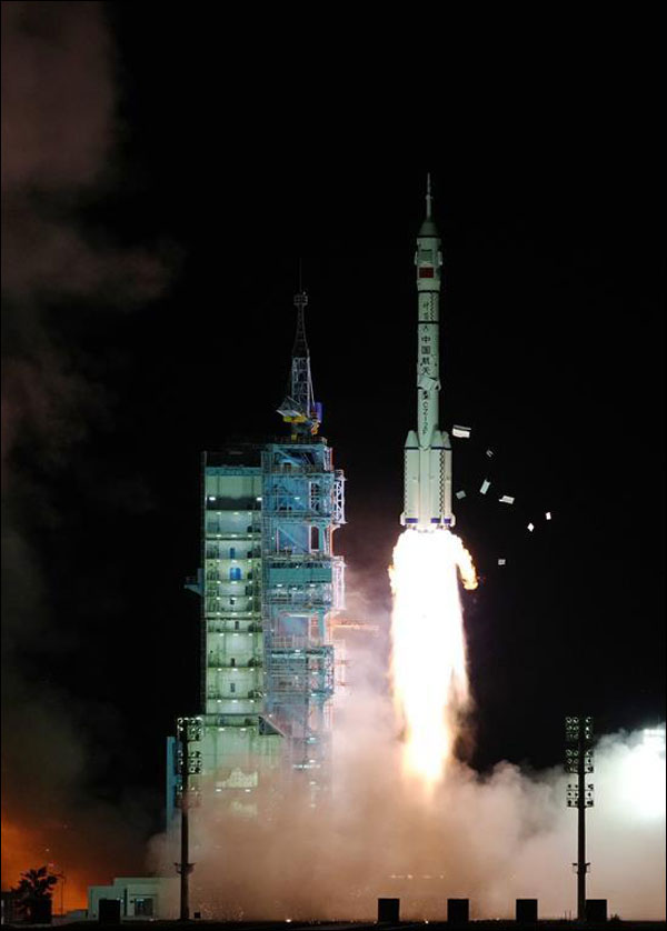 จีนท่องอวกาศอีกครั้ง การส่งยานพร้อมมนุษย์“เสินโจว-13”ประสบความสำเร็จ