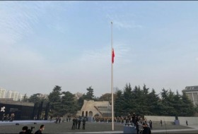 หอรำลึกเหตุสังหารหมู่หนานจิงจัดพิธีเชิญธงชาติจีนและลดธงครึ่งเสา