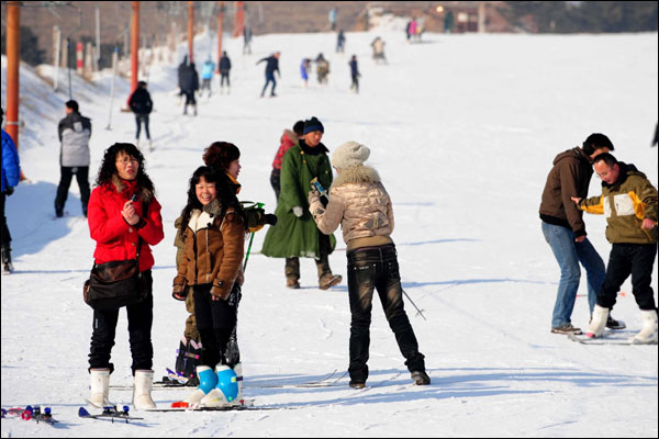 กีฬาหิมะและน้ำแข็งกลายเป็นกิจกรรมฉลองตรุษจีนยอดนิยม