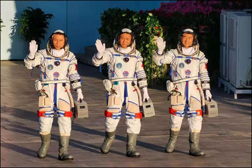 จีนมอบเหรียญเกียรติยศแก่นักบินอวกาศยานเสินโจว 12