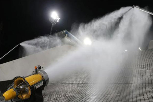 สนามกีฬาโอลิมปิกฤดูหนาวปักกิ่งโส่วกังเริ่มสร้างหิมะสำหรับแพลตฟอร์มสกีกระโดดอย่างเป็นทางการ