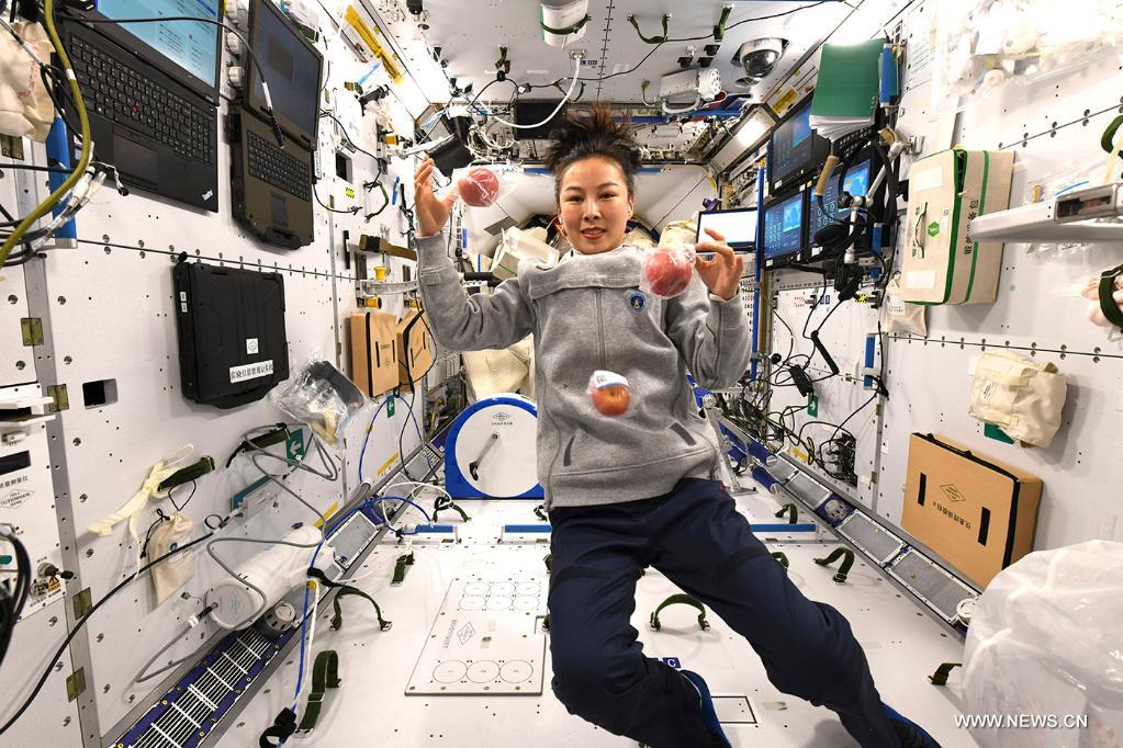 رائدة الفضاء وانغ يا بينغ في الوحدة الأساسية في محطة الفضاء الصينية