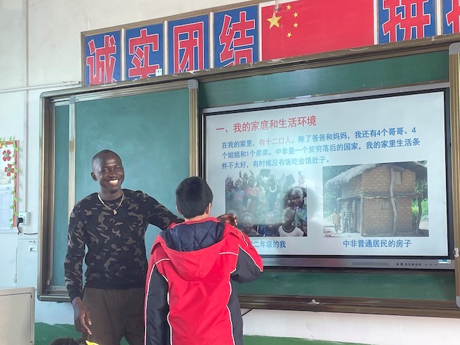 دخول الطلاب الأجانب إلى مدينة وينان لمعرفة تطور الزراعة الصينية
