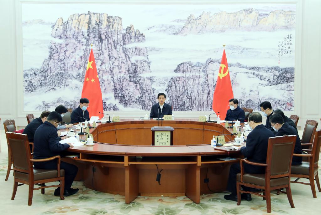 مشرعون صينيون بارزون يدرسون خطاب شي خلال الجلسة الكاملة للحزب الشيوعي الصيني والمبادئ التوجيهية للجلسة