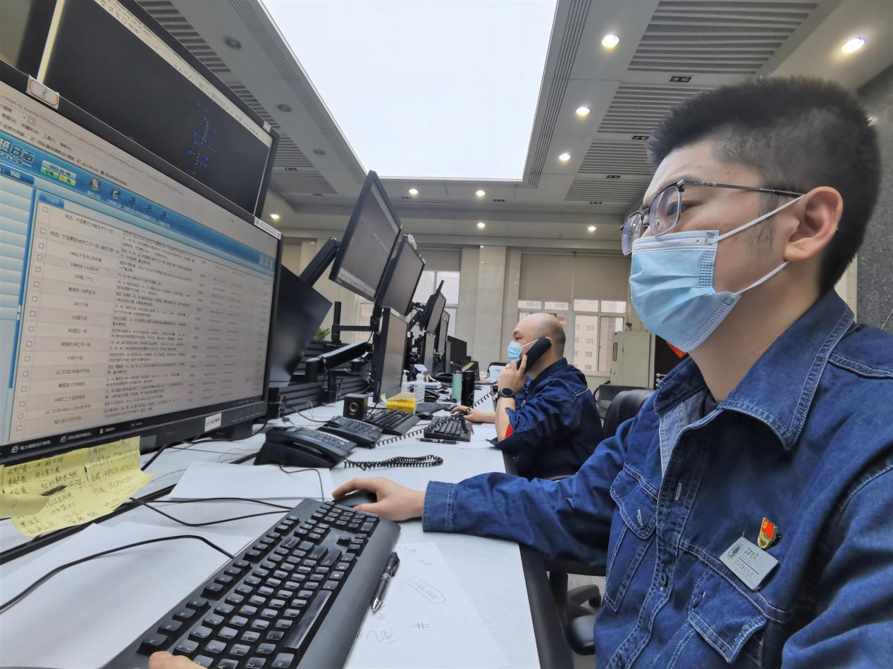 فرع شبكة الدولة الصينية للطاقة الكهربائية في مقاطعة شنشي يبذل قصارى جهده لضمان إمدادات الطاقة خلال عيد الربيع