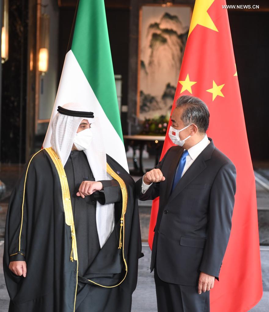 وزيرا خارجية الصين والكويت يجريان محادثات بشأن العلاقات الثنائية