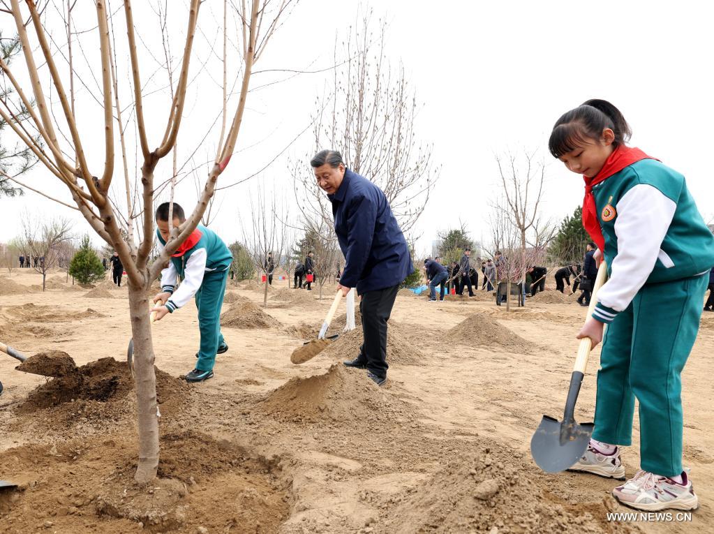شي يشارك في حملة سنوية لزرع الأشجار في بكين للمرة العاشرة