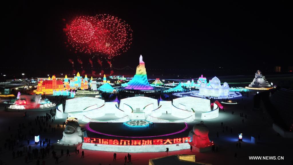عرض للألعاب النارية للاحتفال بالعام الجديد في شمال شرقي الصين