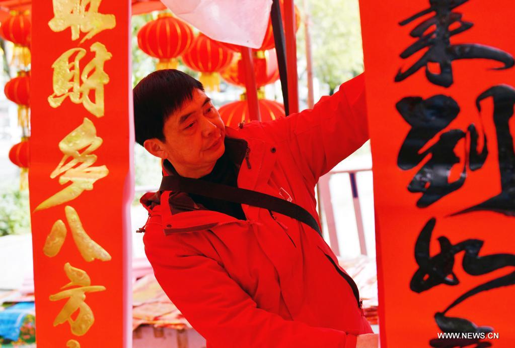 استقبال عيد الربيع بزينات حمراء في جميع أنحاء الصين
