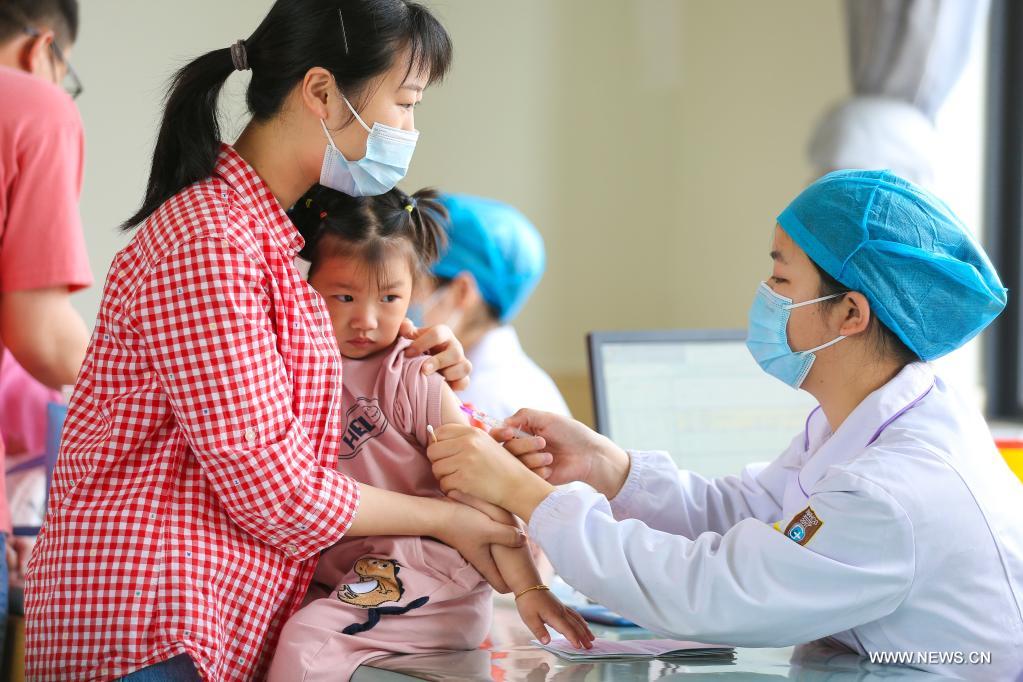 تطيعم الأطفال باللقاحات في شمالي الصين لضمان الأمن الصحي