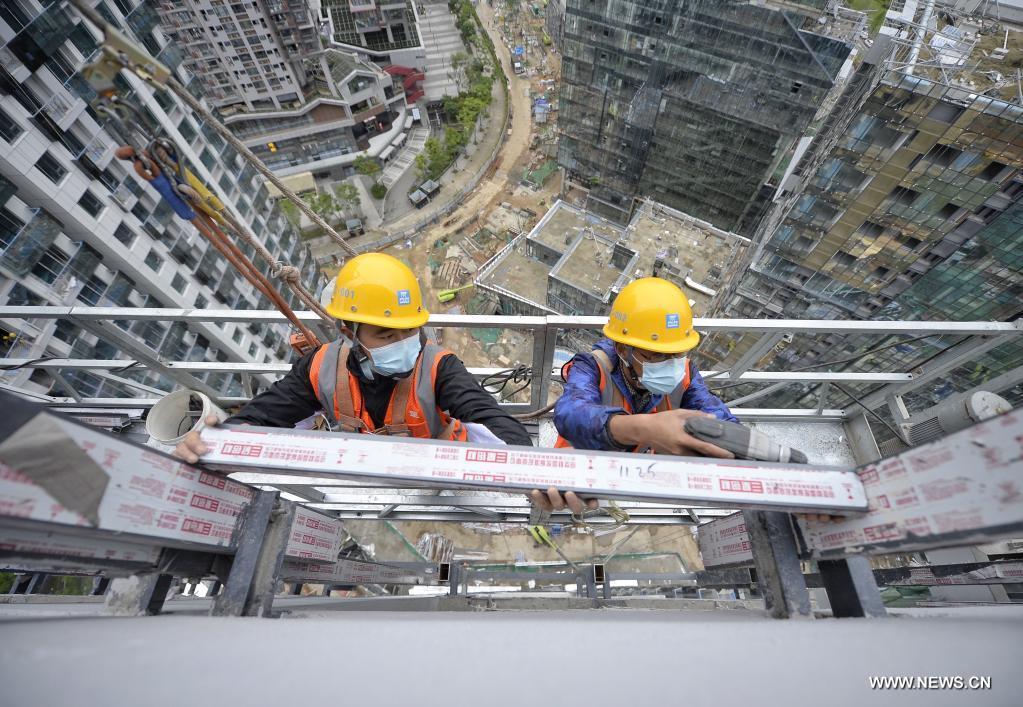 عمال يعملون في موقع بناء في عطلة عيد العمال في الصين