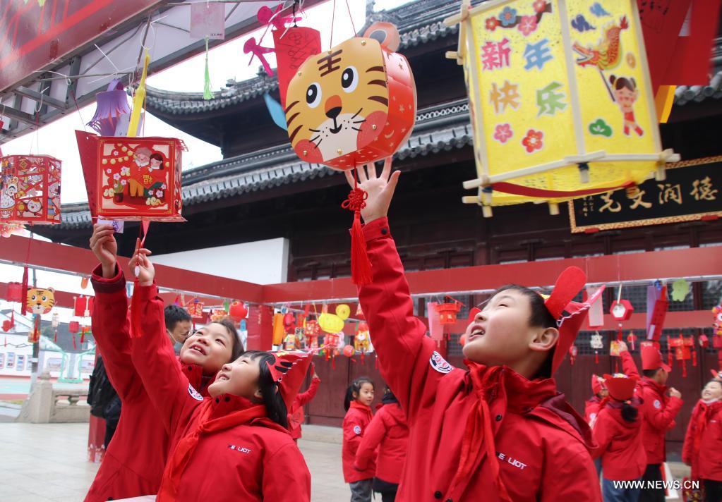 الاحتفالات بمهرجان الفوانيس في الصين