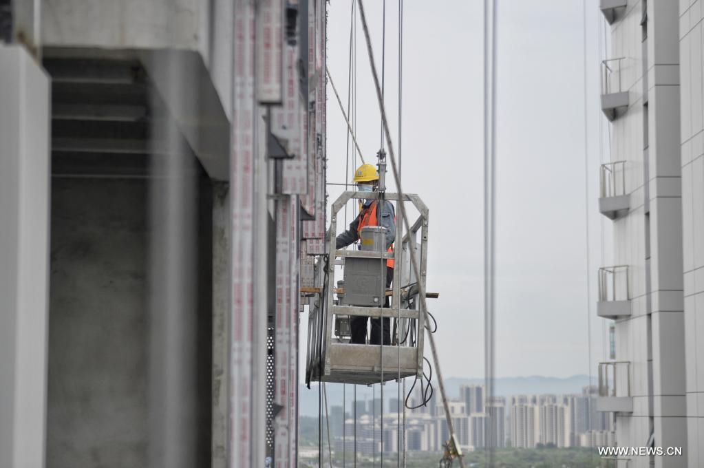 عمال يعملون في موقع بناء في عطلة عيد العمال في الصين