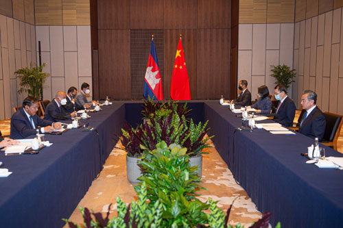 Wang Yi Adakan Pembicaraan dengan Wakil PM Merangkap Menlu Kamboja Prak Sokhonn