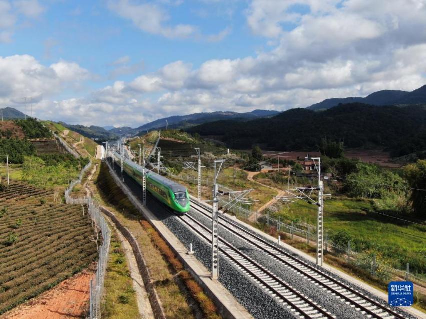 Satu Bulan Setelah Peresmian Kereta Cepat Tiongkok-Laos, Ramai Pengangkutan Penumpang dan Kargo