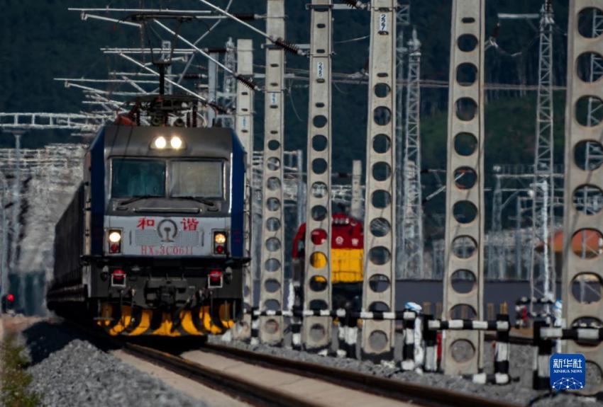 Jalur Kereta Api Tiongkok-Laos Praktikkan Interkonektivitas