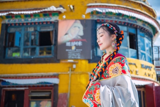 タミル語専門のインフルエンサーがチベット族「プーム」に変身