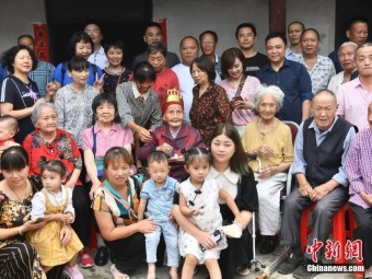121歳の誕生日を迎えた成都で最高齢のおばあちゃん　四川省