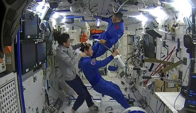 中国の宇宙飛行士 ヘアカットを披露_fororder_N5图.JPG
